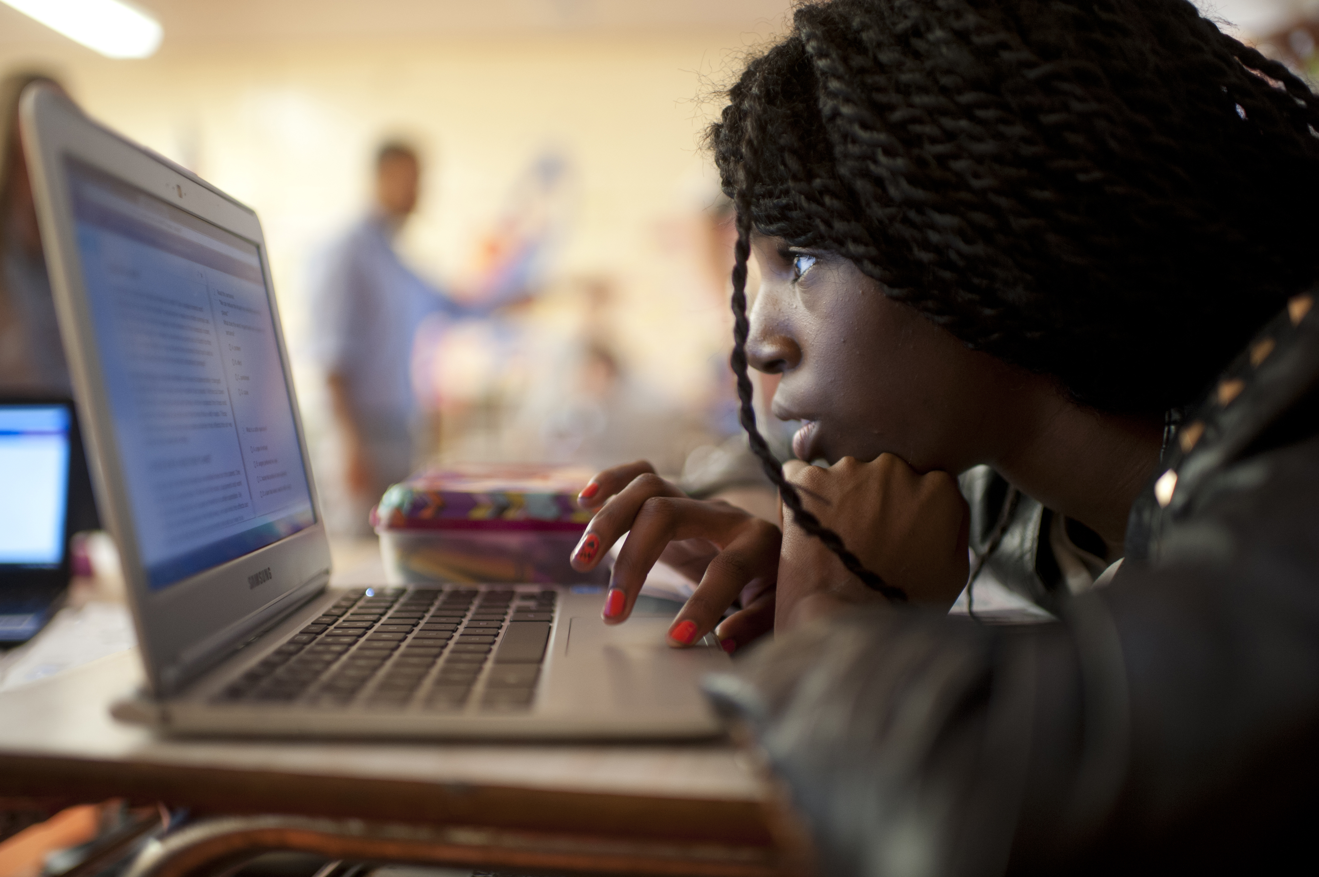 A student reads a text on ThinkCERCA's online platform annotating lines that support or refute her claim. Photo from ThinkCERCA.